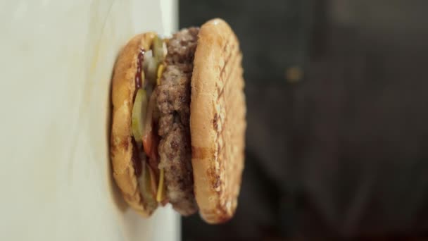 Közelkép Kéz Séf Nagy Étvágygerjesztő Burger Különböző Összetevőket Gyors Kaja — Stock videók