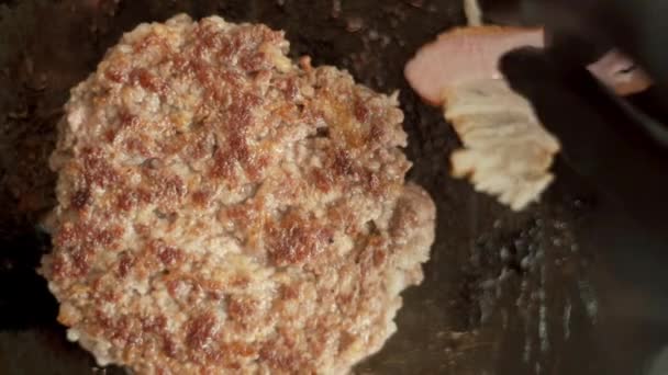 Cuisine Burger Américain Côtelettes Bœuf Tranches Bacon Sur Gril Gros — Video