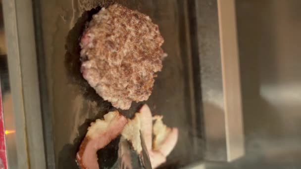 Fatia Bacon Cozinha Costeleta Carne Para Hambúrgueres Grelha Close Chef — Vídeo de Stock