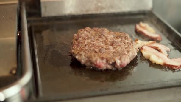 Gotowanie Plasterek Bekonu Kotlet Wołowy Hamburgery Grillu Zbliżenie Szef Kuchni — Wideo stockowe