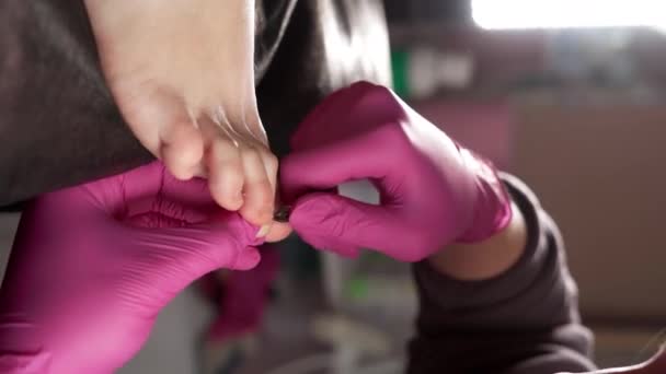 Zabieg Pedicure Zbliżenie Mistrz Kręgarzy Obcinał Naskórek Palcach Paznokciach Kobiecie — Wideo stockowe