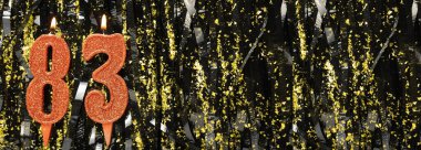 Gösterişli arka planda kırmızı doğum günü mumları yakmak, 83 numara. Pankart. Boşluğu kopyala