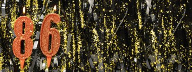 Gösterişli arka planda kırmızı doğum günü mumları yakmak, 86 numara. Pankart. Boşluğu kopyala