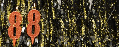 Gösterişli arka planda kırmızı doğum günü mumları yakmak, 88 numara. Pankart. Boşluğu kopyala