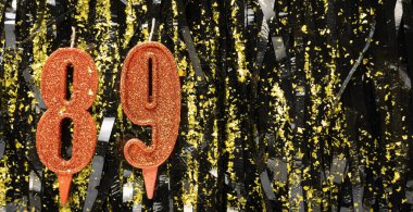 Gösterişli arka planda kırmızı doğum günü mumları yakmak, 89 numara. Pankart. Boşluğu kopyala