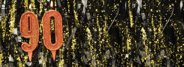 Simli arka planda kırmızı doğum günü mumları yakmak, 90 numara. Pankart. Boşluğu kopyala