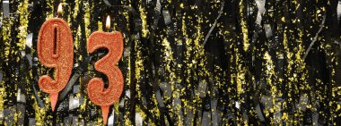 Simli arka planda kırmızı doğum günü mumları yakmak, 93 numara. Pankart. Boşluğu kopyala