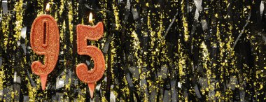 Simli arka planda kırmızı doğum günü mumları yakmak, 95 numara. Pankart. Boşluğu kopyala