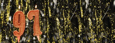 Simli arka planda kırmızı doğum günü mumları yakmak, 97 numara. Pankart. Boşluğu kopyala