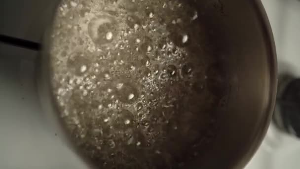 ステンレススチールパンの沸騰糖シロップ トップビュー 透明な甘い液体を金属ソースで沸騰させる クローズアップ — ストック動画