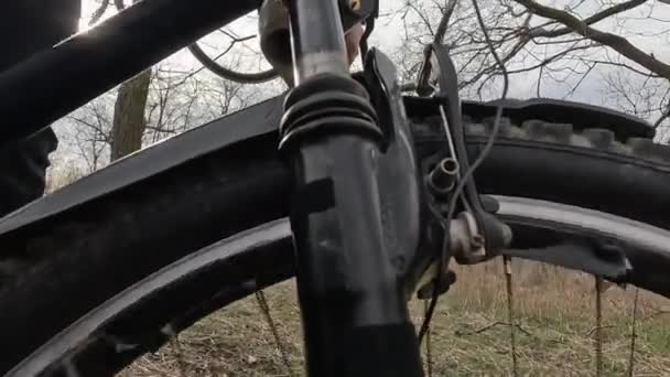 Close Uma Roda Bicicleta Dirigindo Parque Rastreamento Tiro Roda Bicicleta — Vídeo de Stock