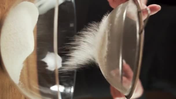 배경에 그릇에 의하여 가루를 짜내는 비디오 — 비디오
