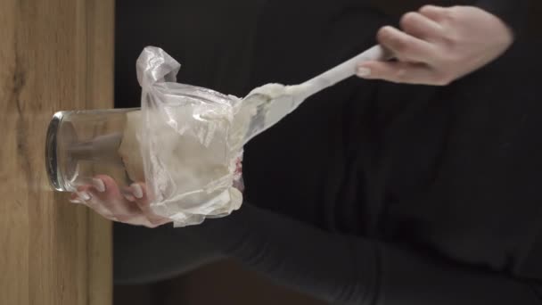 ペストリーシェフはマカロンに生地をキッチンにパイプバッグに入れた バーティカルビデオ — ストック動画