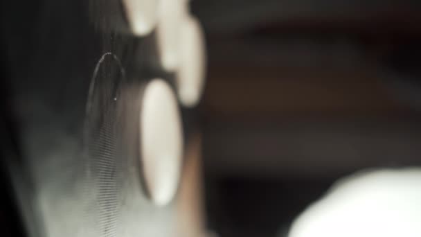厨师糕点举行管道袋 挤压金银花面糊在白羊皮纸上的圆圈 法国金银花烘焙 垂直录像 — 图库视频影像