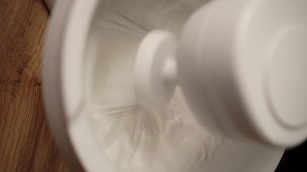 Şef Karıştırıcının Içinde Ağır Krema Pişiriyor Yakın Plan Karıştırıcıyla Çırpılmış — Stok video