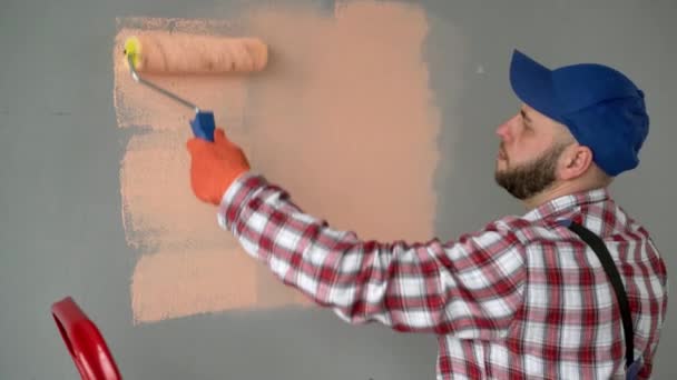 Baard Man Met Verf Roller Schilderen Muur Terwijl Het Doen — Stockvideo