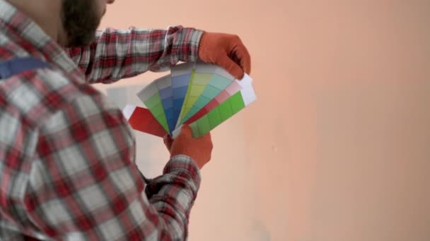 Haus Maler Mann Dekorateur Wählen Sie Die Farbe Probe Swatch — Stockvideo