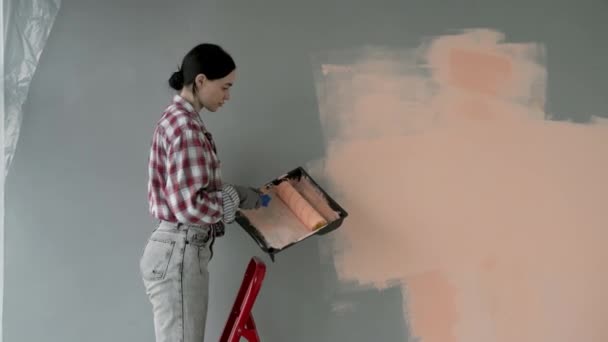 Mujer Joven Pie Una Escalera Está Aplicando Pintura Beige Pared — Vídeos de Stock