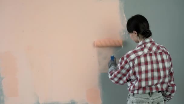 Concepto Decoración Del Hogar Mujer Morena Joven Pintando Pared Interior — Vídeo de stock
