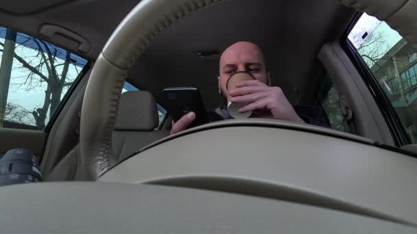 Niski Kąt Skrętu Kierowcy Smartfonem Dłoni Papierową Filiżanką Gorącej Kawy — Wideo stockowe