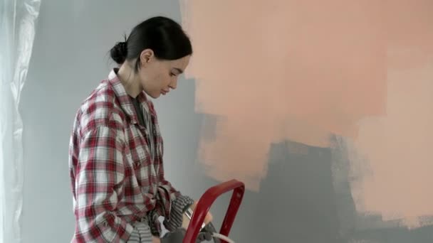Jonge Gelukkige Brunette Vrouw Schilderen Interieur Muur Met Verf Borstel — Stockvideo