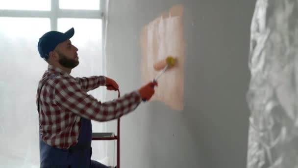 Duvarı Boya Rulosuyla Boyayan Bir Ressamın Yan Görüntüsü Yenileme Yenileme — Stok video