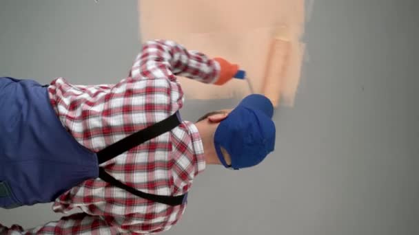 Maler Blauer Latzhose Mütze Und Handschuhen Bemalt Eine Wand Mit — Stockvideo