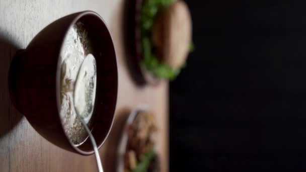 Zbliżenie Męskiej Dłoni Łyżeczką Zjada Rosół Gotowane Ziemniaki Bulion Makaronem — Wideo stockowe