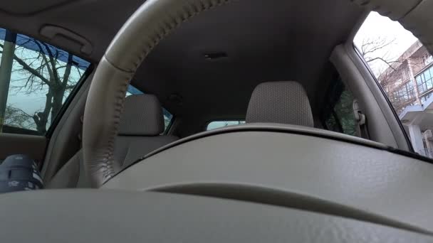 Młody Brodaty Mężczyzna Siedzący Samochodzie Fotelu Kierowcy Zaczyna Prowadzić Patrzy — Wideo stockowe