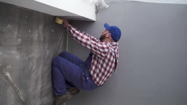 Ein Maler Streicht Die Wände Einem Raum Ein Mann Legt — Stockvideo
