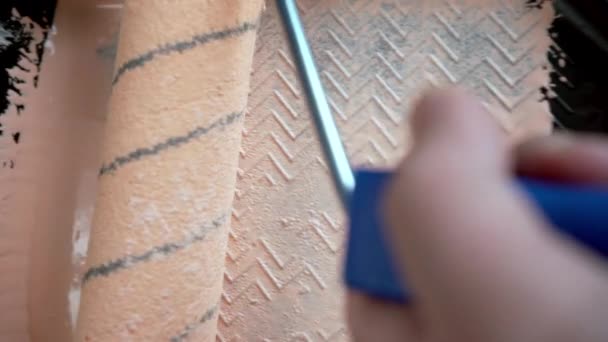 Pintando Apartamento Renovando Con Pintura Color Beige Pintor Poniendo Rodillo — Vídeos de Stock