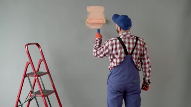 Männlicher Arbeiter Handschuhen Bemalt Wand Mit Rollerpinsel Reparatur Renovierung Bau — Stockvideo