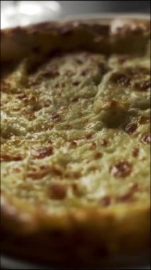 Peynirli Khachapuri böreği, geleneksel Gürcü mutfağı. Khachapuri ahşap arka planda, kırsal tarzda. Gürcistan gıda kavramı