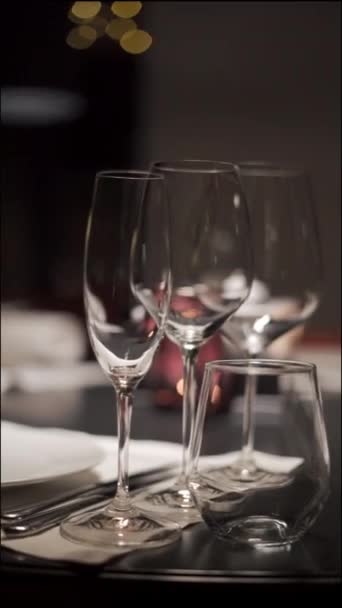 Een Paar Lege Glazen Een Tafel Een Restaurant Concept Voor — Stockvideo