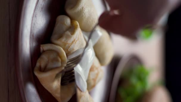 고기로 채워진 팬케이크를 여자의 클로즈업 비디오 — 비디오