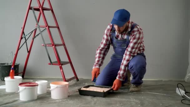 Manitas Concentrado Está Preparando Rodillo Pintura Para Trabajo Trabajador Profesional — Vídeos de Stock