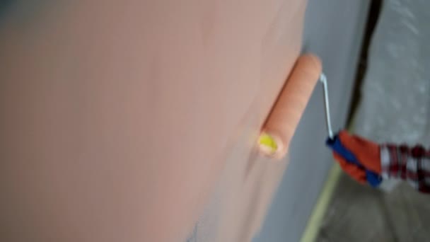 Primo Piano Del Pittore Mano Pittura Muro Con Rullo Vernice — Video Stock