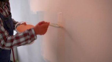 Boyacı adam dekoratörlüğü, yenileme, duvar fırçasıyla boyama, yer kopyalama.