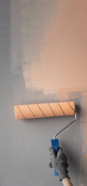 Patenli Fırça Boyama. Paten fırçasının yanındaki gri duvarda işçi resmi var. Pankart. Boşluğu kopyala