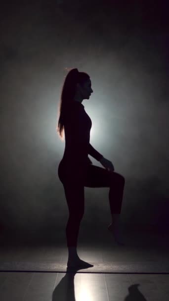 Silhouette Donna Facendo Yoga Palestra Scura Con Vapore Copia Spazio — Video Stock