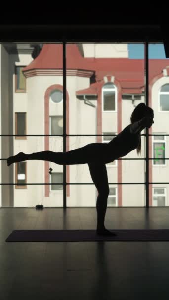 Silueta Mujer Forma Deportiva Practica Hatha Yoga Individual Entrenamiento Vasisthasana — Vídeo de stock