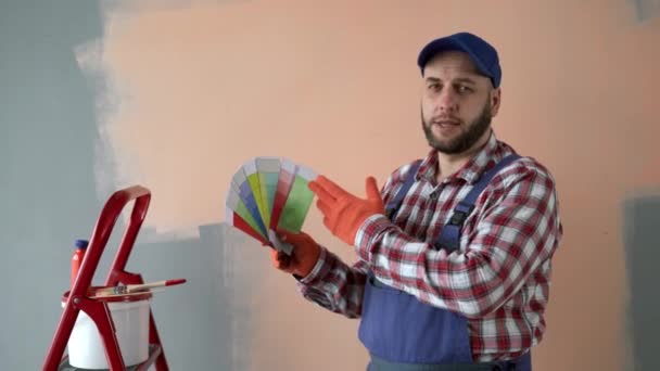 Σπίτι Ζωγράφος Άνθρωπος Διακοσμητής Δείχνει Χρώμα Χρησιμοποιώντας Δείγματα Δείγμα Εργασία — Αρχείο Βίντεο