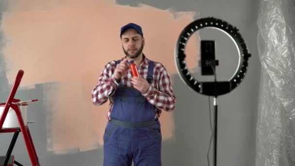Homem Pintor Vlogger Streaming Vídeo Vivo Renovar Nova Casa Mostrando — Vídeo de Stock