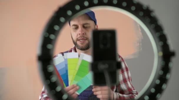 Homme Peintre Vlogger Streaming Une Vidéo Direct Tout Rénovant Une — Video