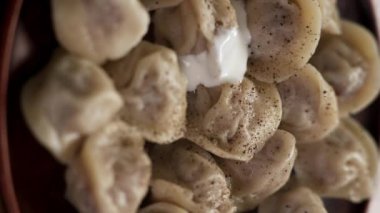 Baharatlı ve ekşi kremalı hamur tatlısı ye. Dikey video