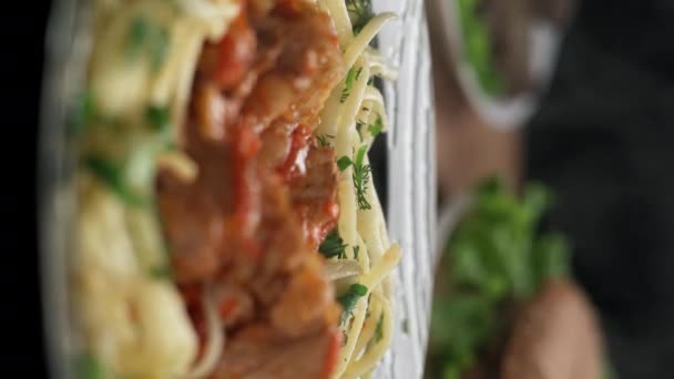 Großaufnahme Weiblicher Hände Die Spaghetti Mit Gulasch Essen Vertikales Video — Stockvideo