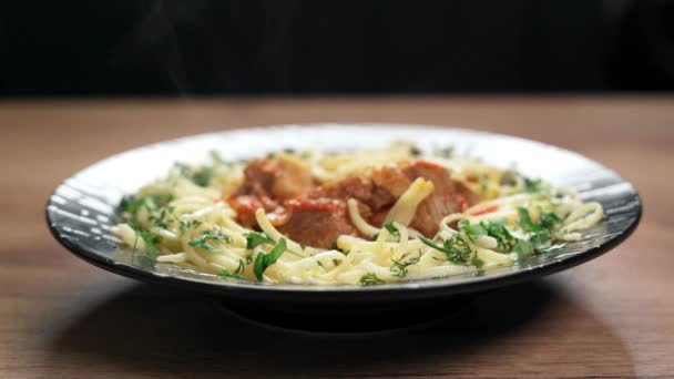Primer Plano Espaguetis Mano Hembra Con Carne Plato Sobre Mesa — Vídeos de Stock