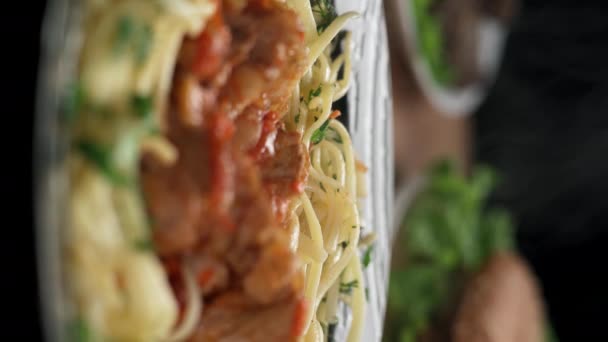 Comer Espaguetis Calientes Para Almuerzo Cerca Video Vertical — Vídeo de stock