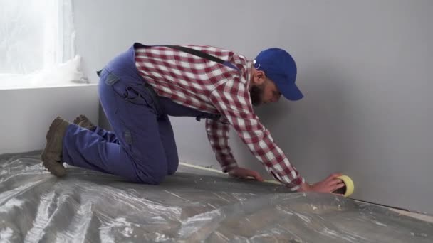 Renoviert Maler Oder Heimwerker Bedecken Den Boden Vor Dem Malen — Stockvideo