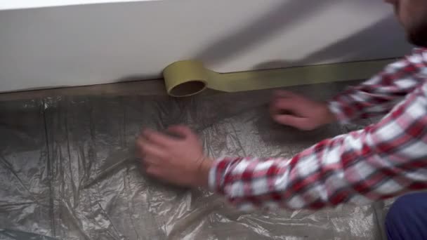 Renovace Malíř Nebo Údržbář Zakrývající Podlahu Před Malbou Kopírovat Prostor — Stock video